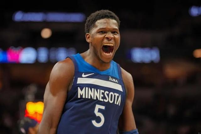 卡尔：夏联能有机会与裁判会面&讨论判罚这很棒 它能帮你了解NBA